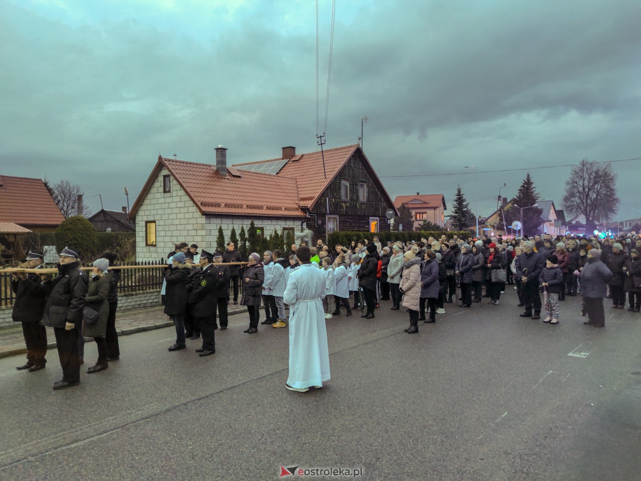 Droga krzyżowa ulicami Baranowa [31.03.2023] - zdjęcie #30 - eOstroleka.pl