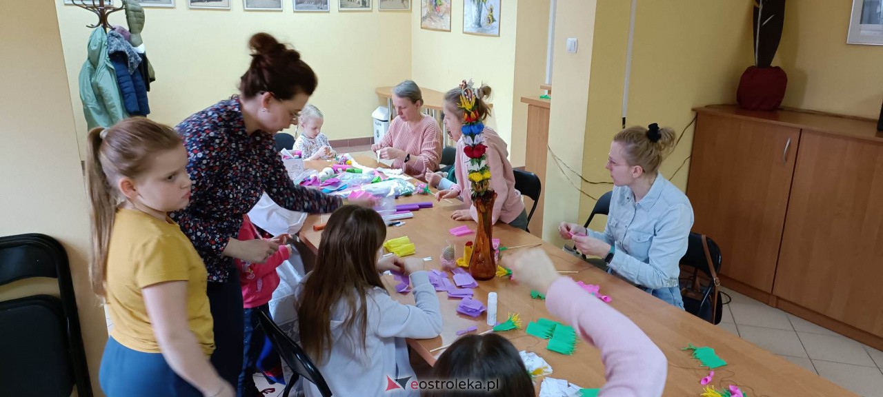 Warsztaty wielkanocne w Klubie przy Studziennej [31.03.2023] - zdjęcie #17 - eOstroleka.pl