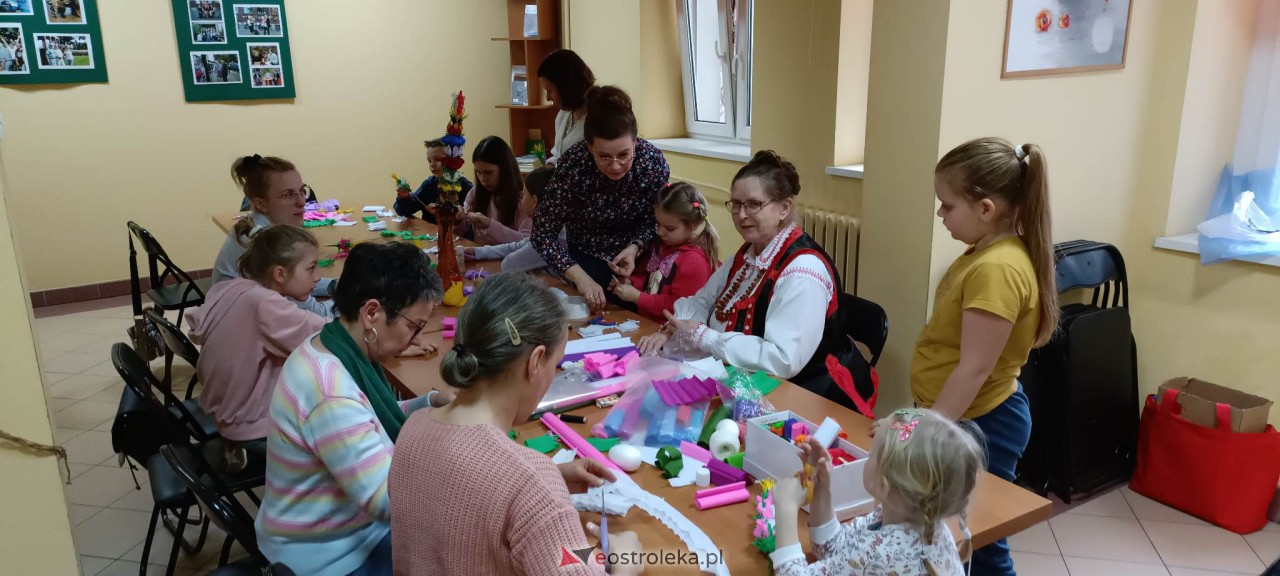Warsztaty wielkanocne w Klubie przy Studziennej [31.03.2023] - zdjęcie #16 - eOstroleka.pl