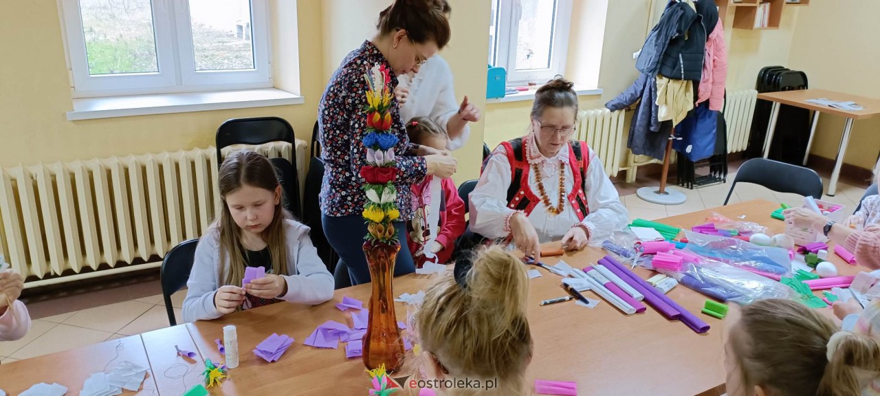Warsztaty wielkanocne w Klubie przy Studziennej [31.03.2023] - zdjęcie #14 - eOstroleka.pl