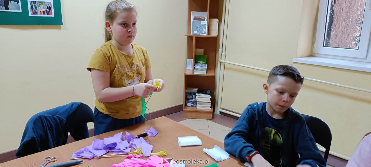 Warsztaty wielkanocne w Klubie przy Studziennej [31.03.2023] - zdjęcie #9 - eOstroleka.pl