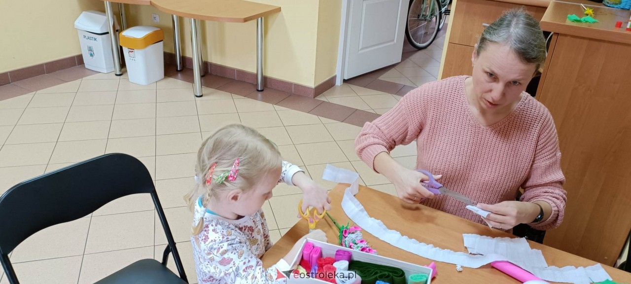 Warsztaty wielkanocne w Klubie przy Studziennej [31.03.2023] - zdjęcie #8 - eOstroleka.pl