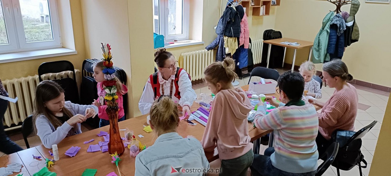 Warsztaty wielkanocne w Klubie przy Studziennej [31.03.2023] - zdjęcie #6 - eOstroleka.pl