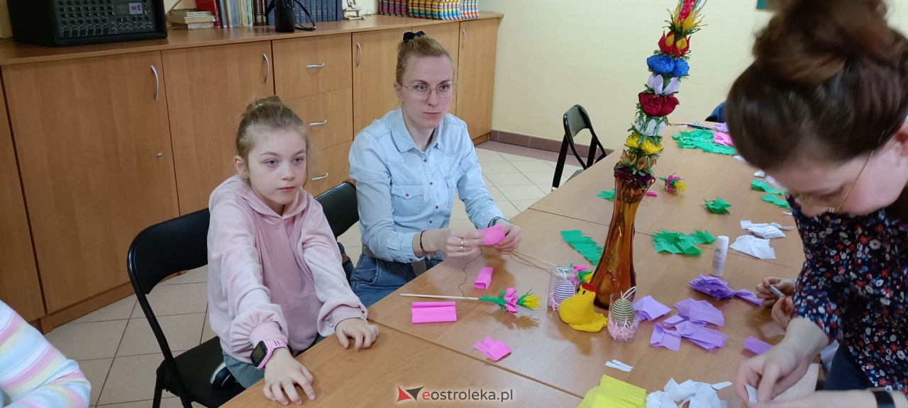 Warsztaty wielkanocne w Klubie przy Studziennej [31.03.2023] - zdjęcie #4 - eOstroleka.pl
