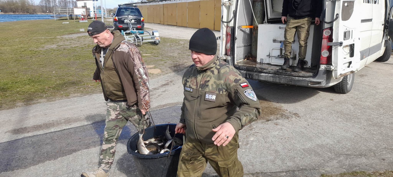 Akcja zarybiania na Omulwi [01.04.2023] - zdjęcie #1 - eOstroleka.pl