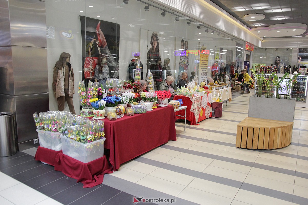 Kiermasz charytatywny w Galerii Bursztynowej [01.04.2023] - zdjęcie #70 - eOstroleka.pl