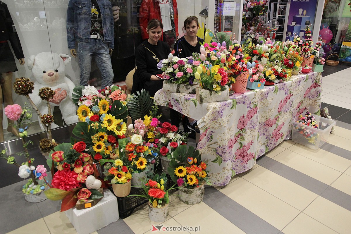 Kiermasz charytatywny w Galerii Bursztynowej [01.04.2023] - zdjęcie #54 - eOstroleka.pl