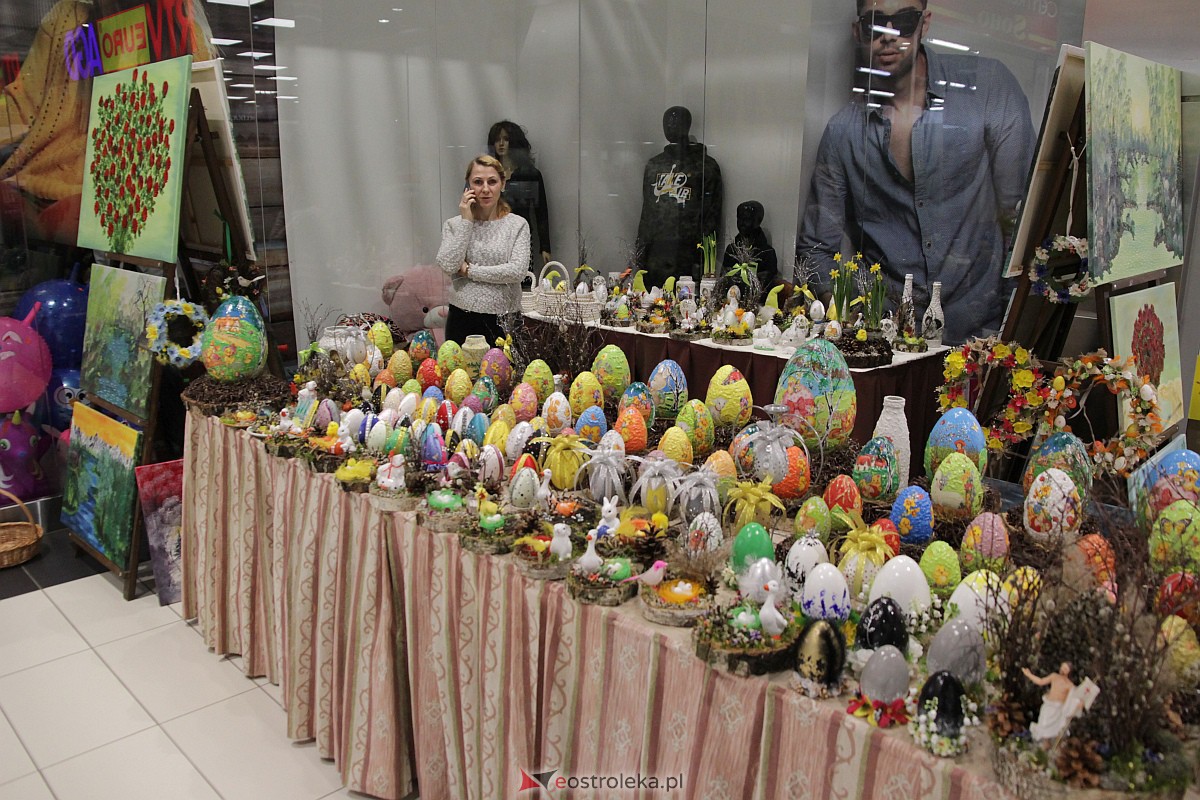 Kiermasz charytatywny w Galerii Bursztynowej [01.04.2023] - zdjęcie #46 - eOstroleka.pl