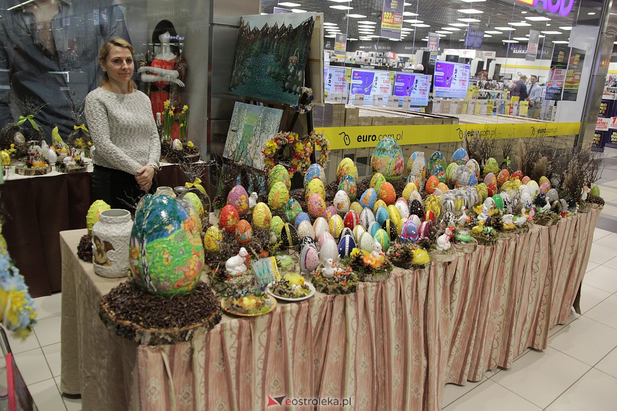 Kiermasz charytatywny w Galerii Bursztynowej [01.04.2023] - zdjęcie #30 - eOstroleka.pl