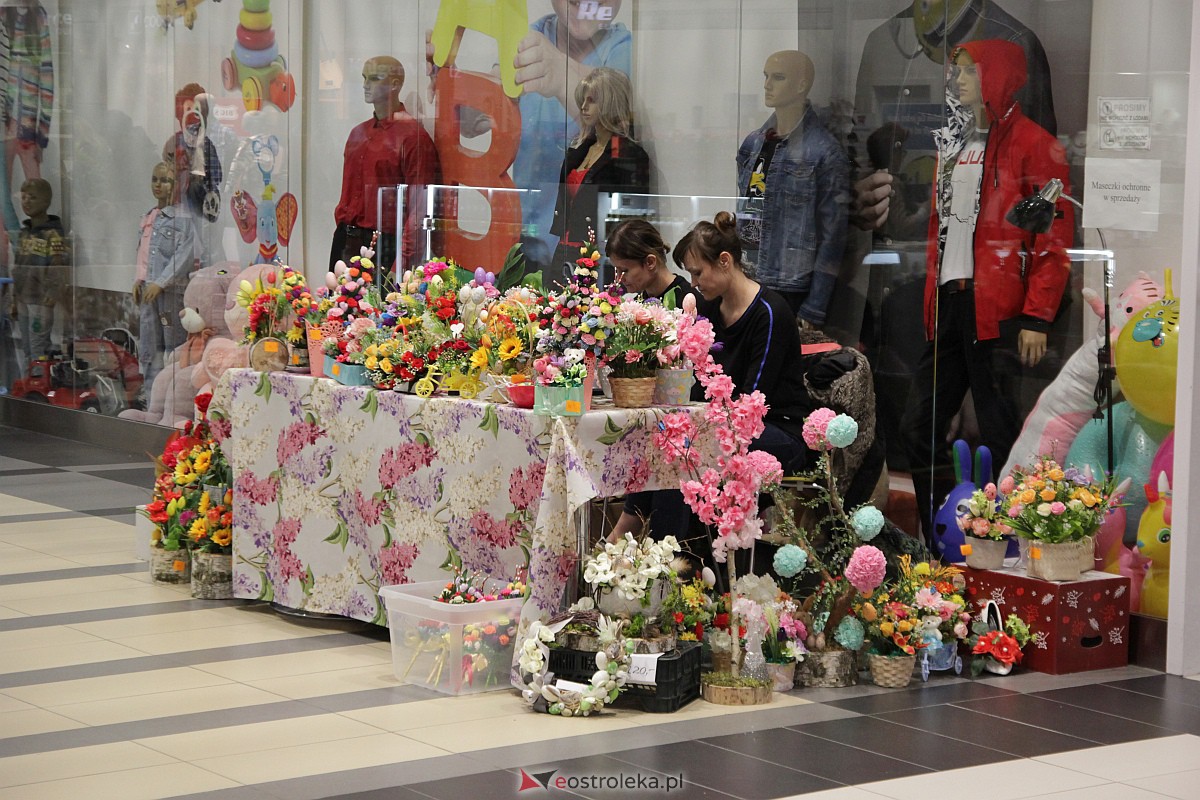 Kiermasz charytatywny w Galerii Bursztynowej [01.04.2023] - zdjęcie #25 - eOstroleka.pl