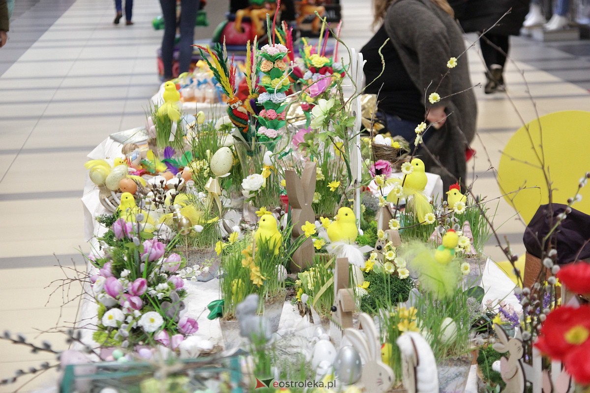 Kiermasz charytatywny w Galerii Bursztynowej [01.04.2023] - zdjęcie #2 - eOstroleka.pl