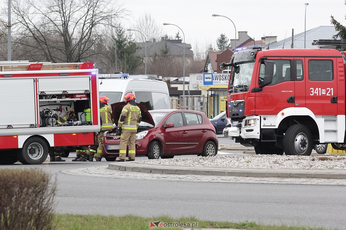 Kraksa na rondzie Kupiszewskiego. Poszkodowana jedna osoba [02.04.2023] - zdjęcie #18 - eOstroleka.pl