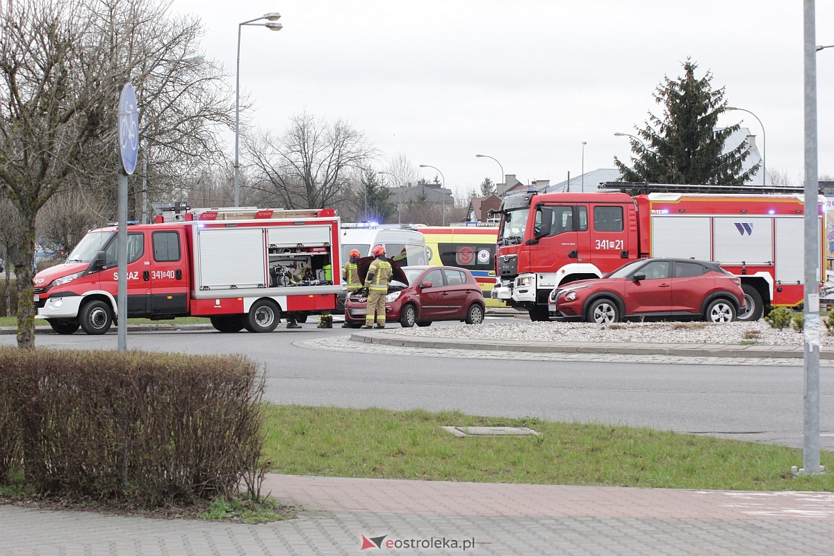 Kraksa na rondzie Kupiszewskiego. Poszkodowana jedna osoba [02.04.2023] - zdjęcie #17 - eOstroleka.pl