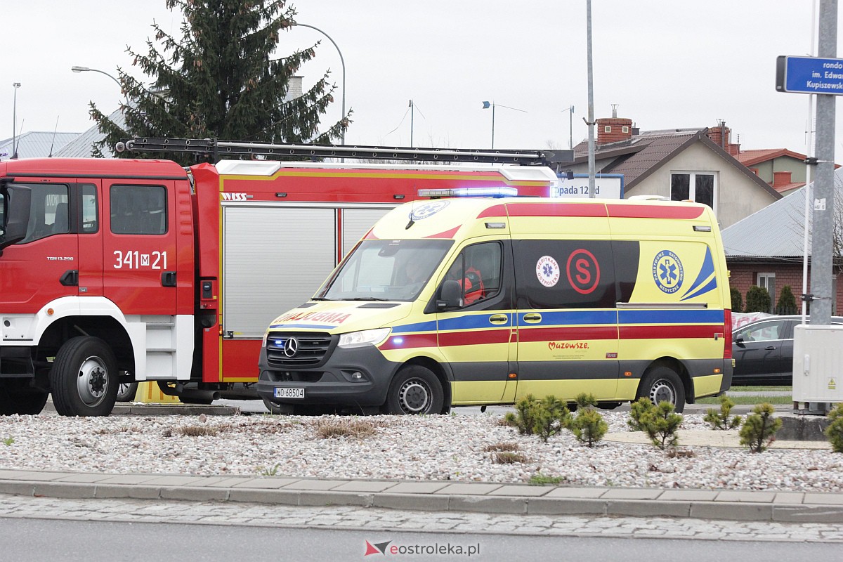 Kraksa na rondzie Kupiszewskiego. Poszkodowana jedna osoba [02.04.2023] - zdjęcie #16 - eOstroleka.pl