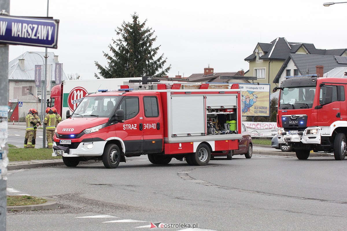 Kraksa na rondzie Kupiszewskiego. Poszkodowana jedna osoba [02.04.2023] - zdjęcie #15 - eOstroleka.pl
