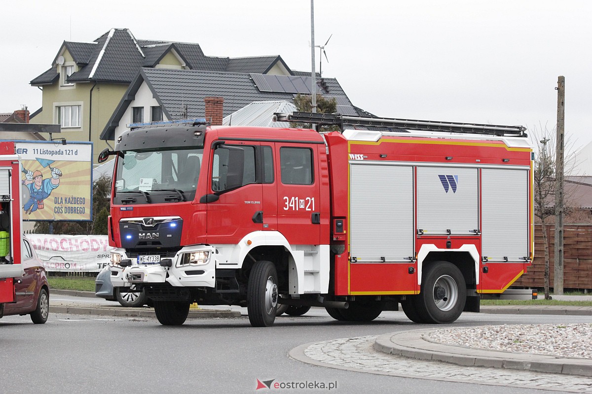Kraksa na rondzie Kupiszewskiego. Poszkodowana jedna osoba [02.04.2023] - zdjęcie #14 - eOstroleka.pl