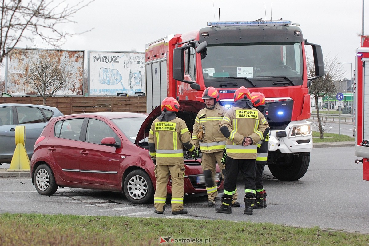 Kraksa na rondzie Kupiszewskiego. Poszkodowana jedna osoba [02.04.2023] - zdjęcie #11 - eOstroleka.pl