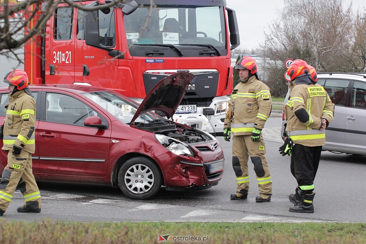Kraksa na rondzie Kupiszewskiego. Poszkodowana jedna osoba [02.04.2023] - zdjęcie #10 - eOstroleka.pl