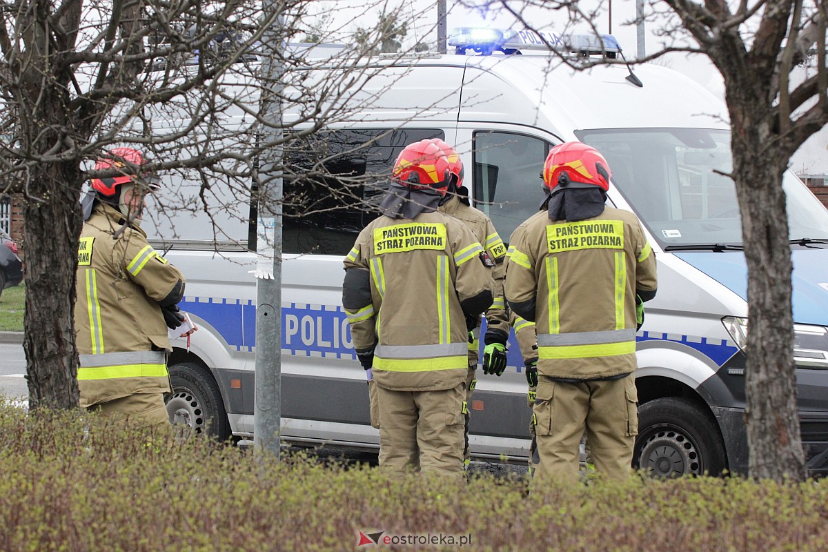 Kraksa na rondzie Kupiszewskiego. Poszkodowana jedna osoba [02.04.2023] - zdjęcie #13 - eOstroleka.pl