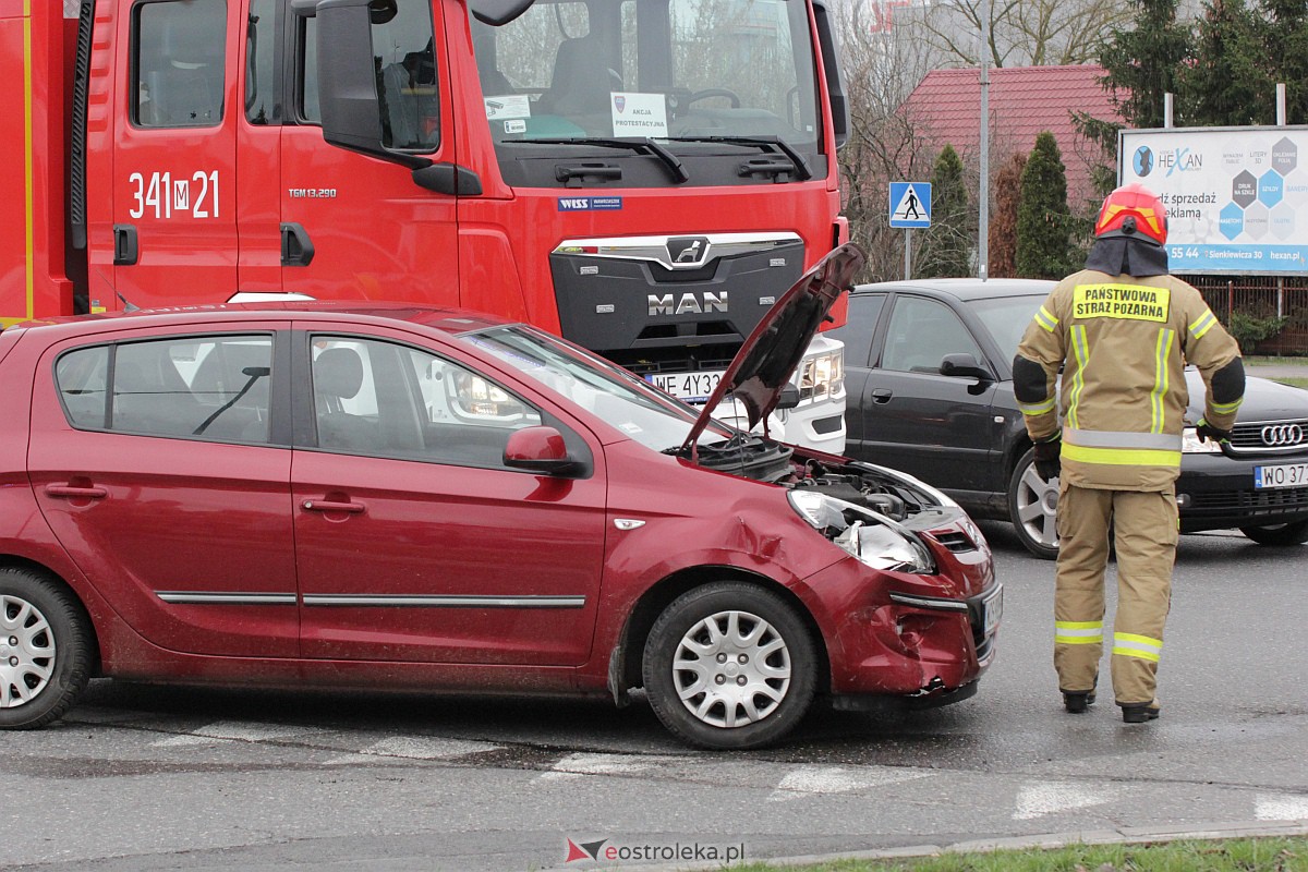 Kraksa na rondzie Kupiszewskiego. Poszkodowana jedna osoba [02.04.2023] - zdjęcie #15 - eOstroleka.pl