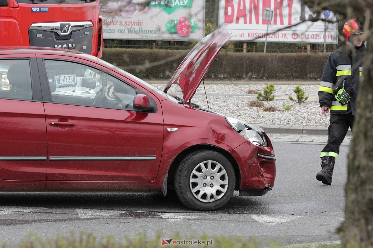 Kraksa na rondzie Kupiszewskiego. Poszkodowana jedna osoba [02.04.2023] - zdjęcie #16 - eOstroleka.pl