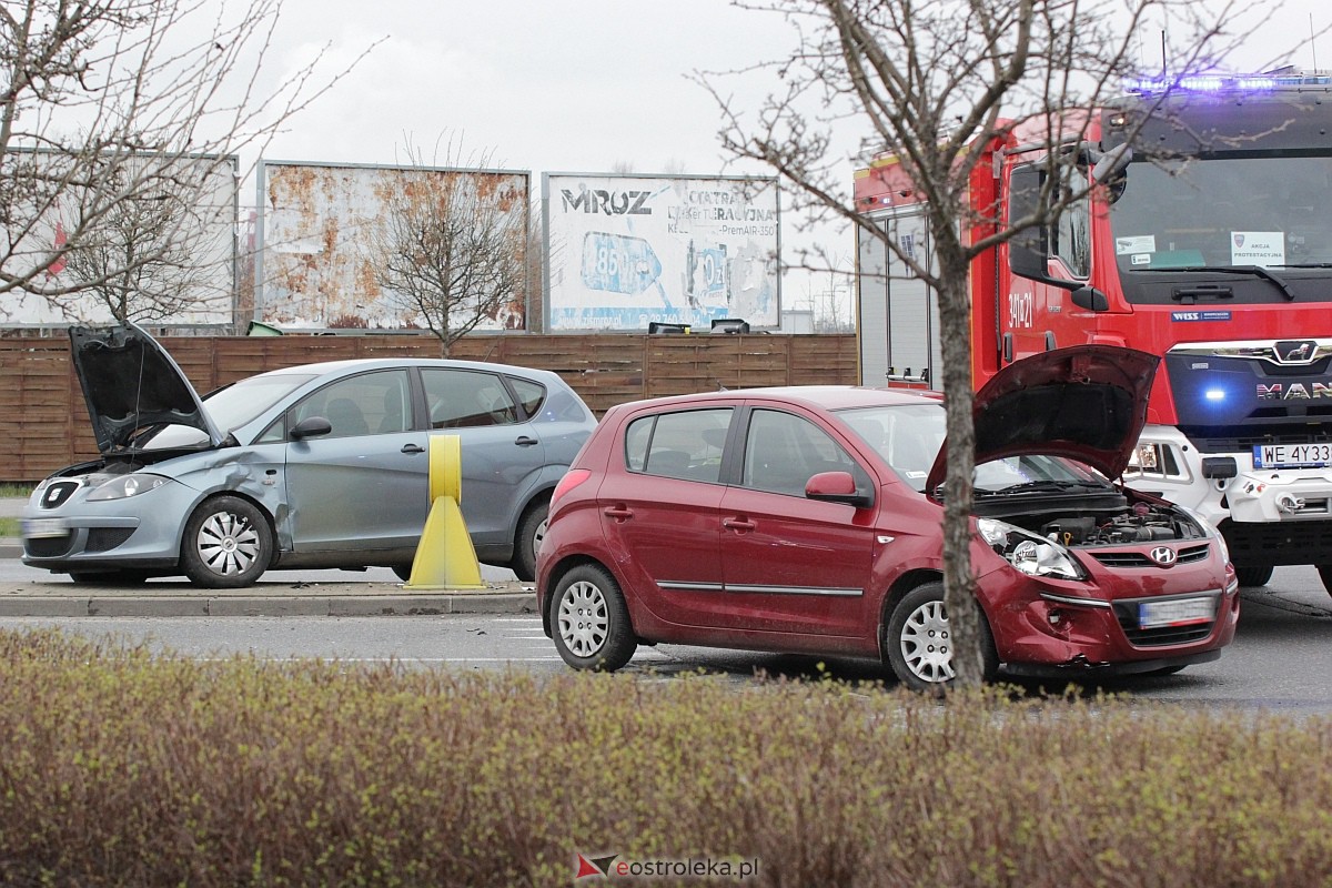 Kraksa na rondzie Kupiszewskiego. Poszkodowana jedna osoba [02.04.2023] - zdjęcie #2 - eOstroleka.pl