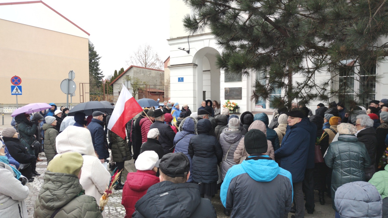 Ostrołęka oddała hołd Janowi Pawłowi II [02.04.2023] - zdjęcie #5 - eOstroleka.pl