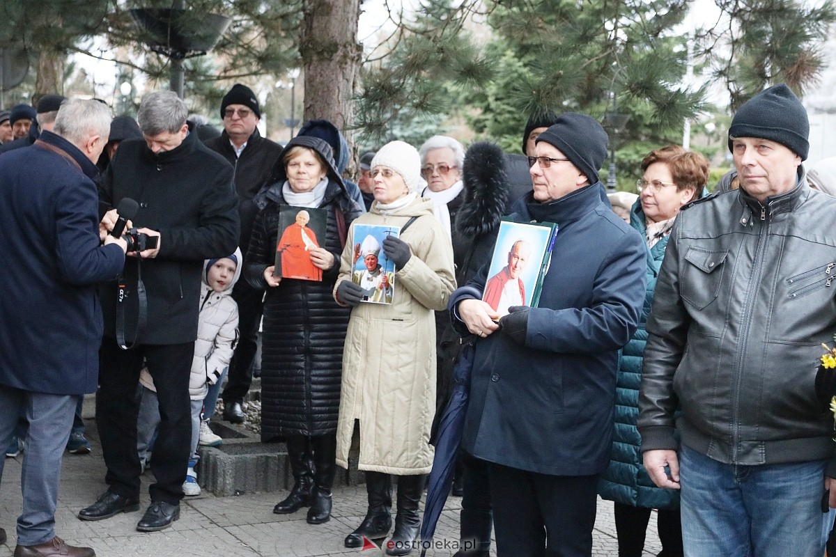 Ostrołęka oddała hołd Janowi Pawłowi II [02.04.2023] - zdjęcie #61 - eOstroleka.pl