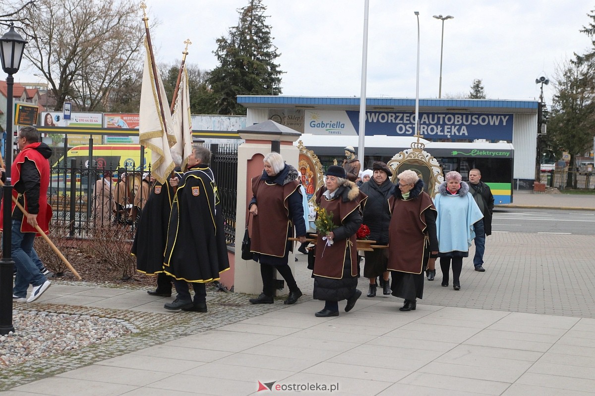 Biały Marsz w hołdzie Janowi Pawłowi II w sanktuarium św. Antoniego [02.04.2023] - zdjęcie #40 - eOstroleka.pl