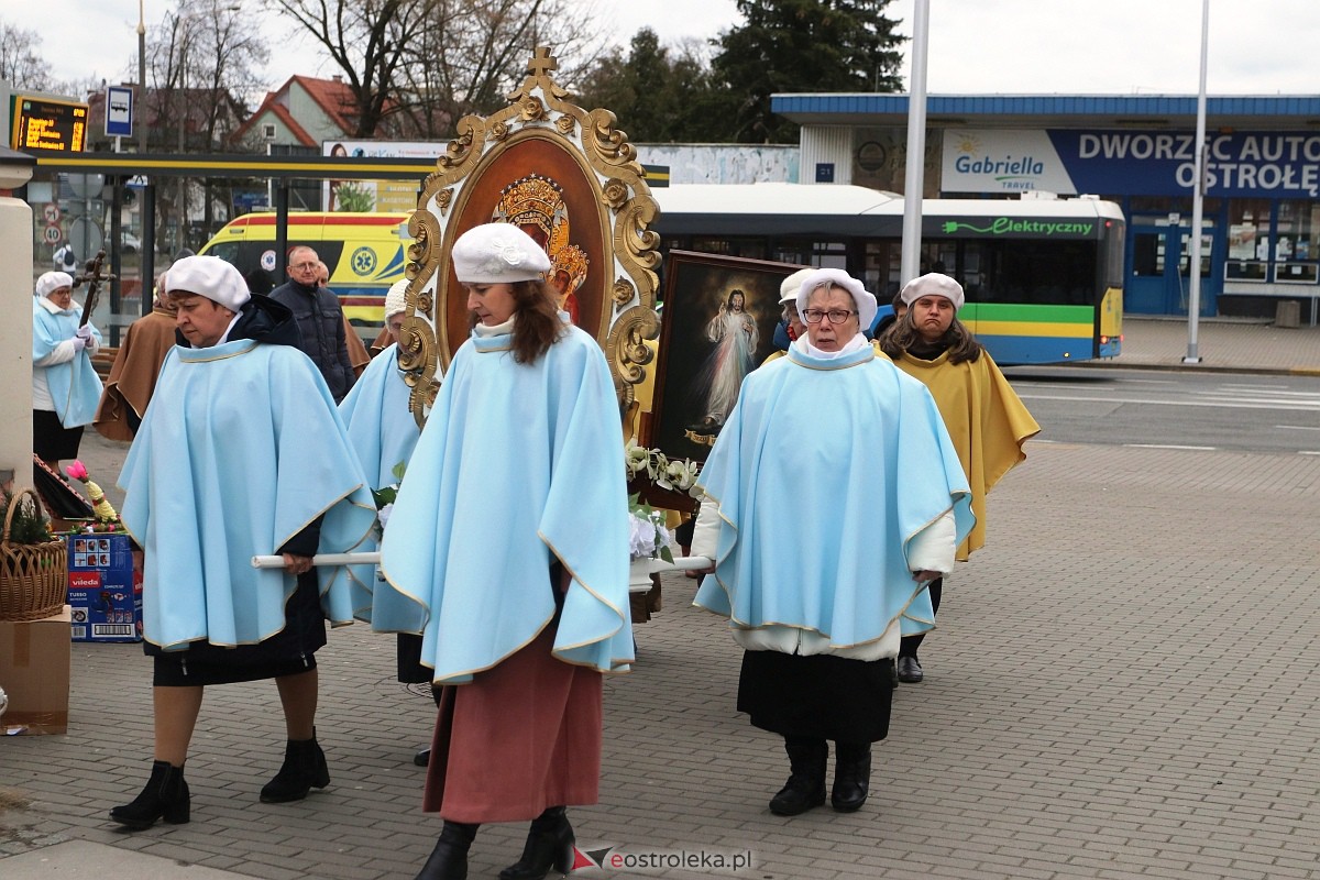 Biały Marsz w hołdzie Janowi Pawłowi II w sanktuarium św. Antoniego [02.04.2023] - zdjęcie #39 - eOstroleka.pl