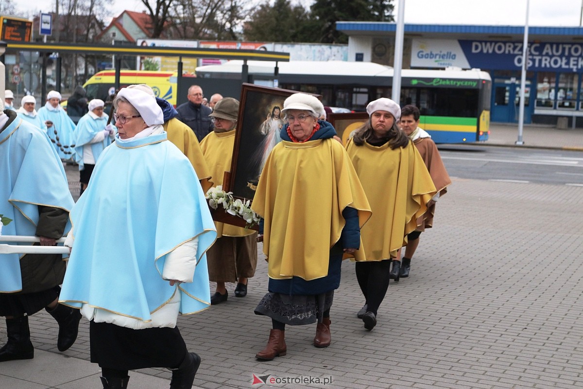 Biały Marsz w hołdzie Janowi Pawłowi II w sanktuarium św. Antoniego [02.04.2023] - zdjęcie #38 - eOstroleka.pl
