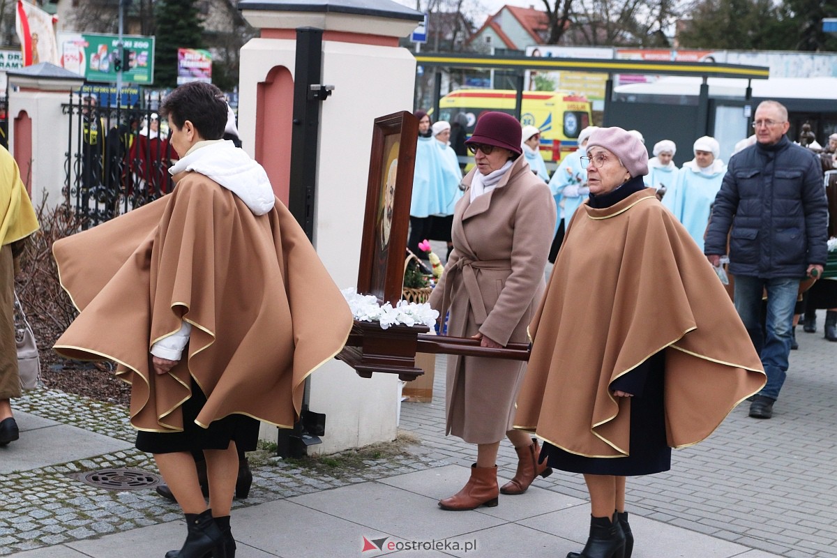 Biały Marsz w hołdzie Janowi Pawłowi II w sanktuarium św. Antoniego [02.04.2023] - zdjęcie #37 - eOstroleka.pl