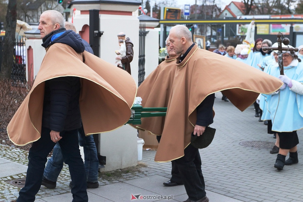 Biały Marsz w hołdzie Janowi Pawłowi II w sanktuarium św. Antoniego [02.04.2023] - zdjęcie #33 - eOstroleka.pl