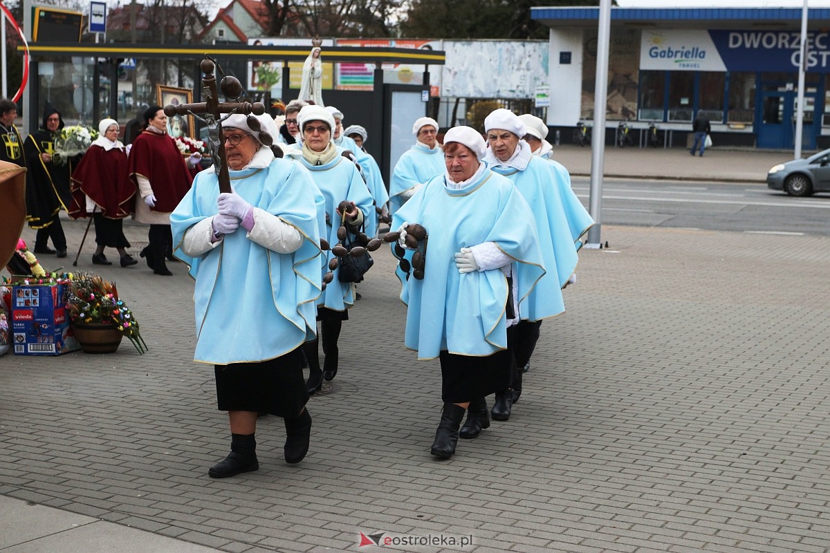 Biały Marsz w hołdzie Janowi Pawłowi II w sanktuarium św. Antoniego [02.04.2023] - zdjęcie #32 - eOstroleka.pl