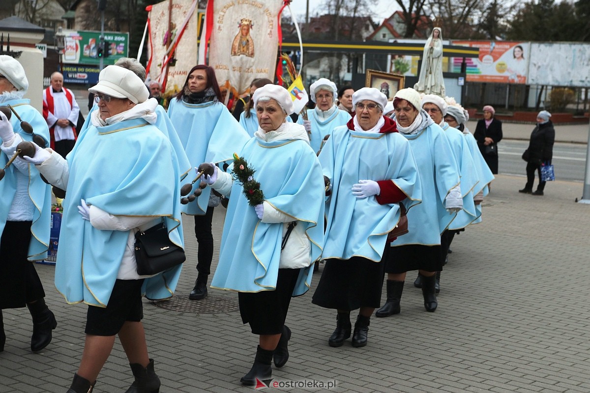 Biały Marsz w hołdzie Janowi Pawłowi II w sanktuarium św. Antoniego [02.04.2023] - zdjęcie #11 - eOstroleka.pl