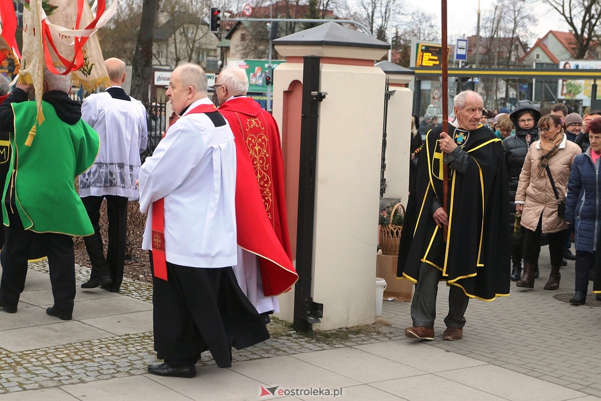 Biały Marsz w hołdzie Janowi Pawłowi II w sanktuarium św. Antoniego [02.04.2023] - zdjęcie #21 - eOstroleka.pl
