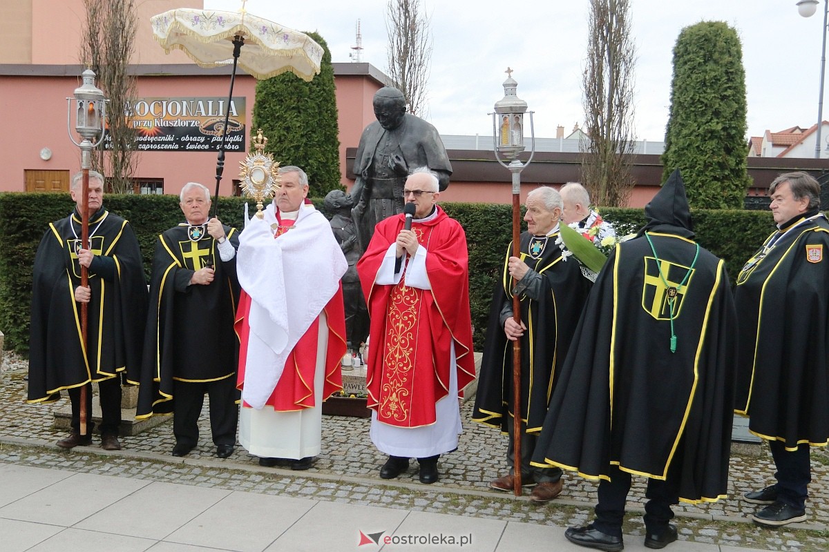 Biały Marsz w hołdzie Janowi Pawłowi II w sanktuarium św. Antoniego [02.04.2023] - zdjęcie #12 - eOstroleka.pl