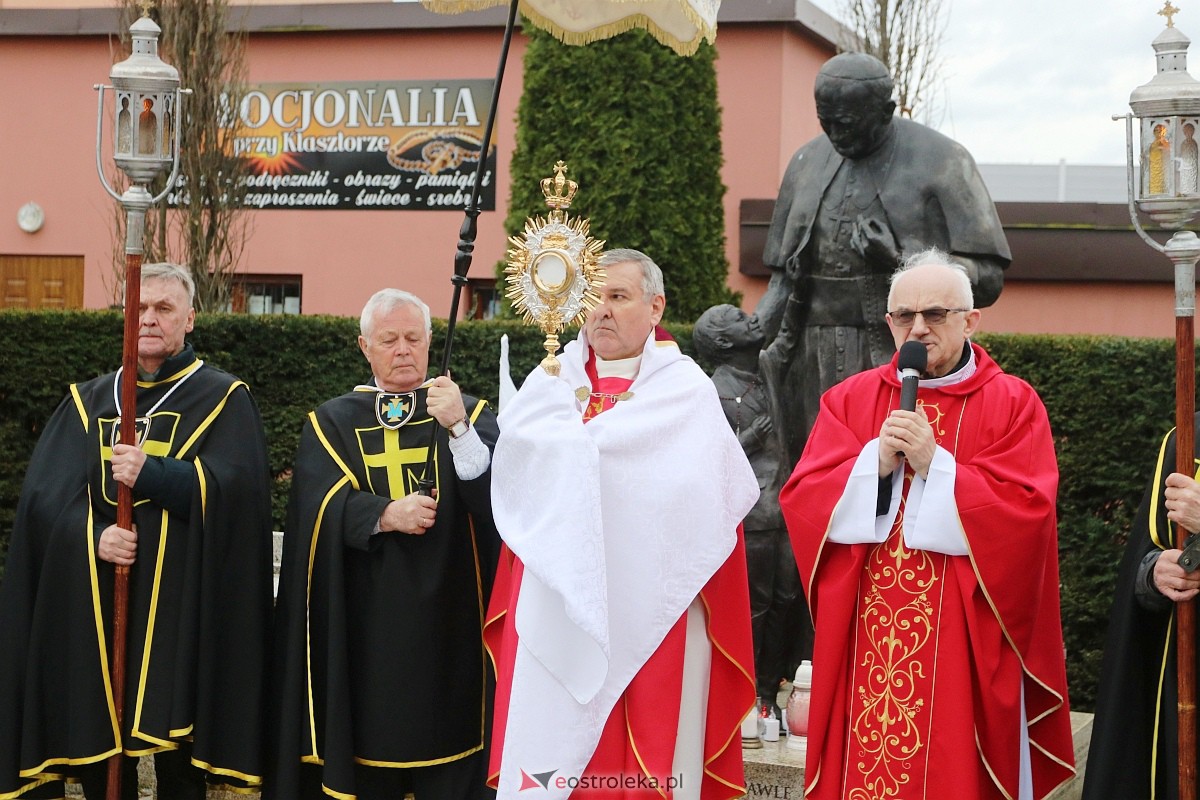 Biały Marsz w hołdzie Janowi Pawłowi II w sanktuarium św. Antoniego [02.04.2023] - zdjęcie #11 - eOstroleka.pl