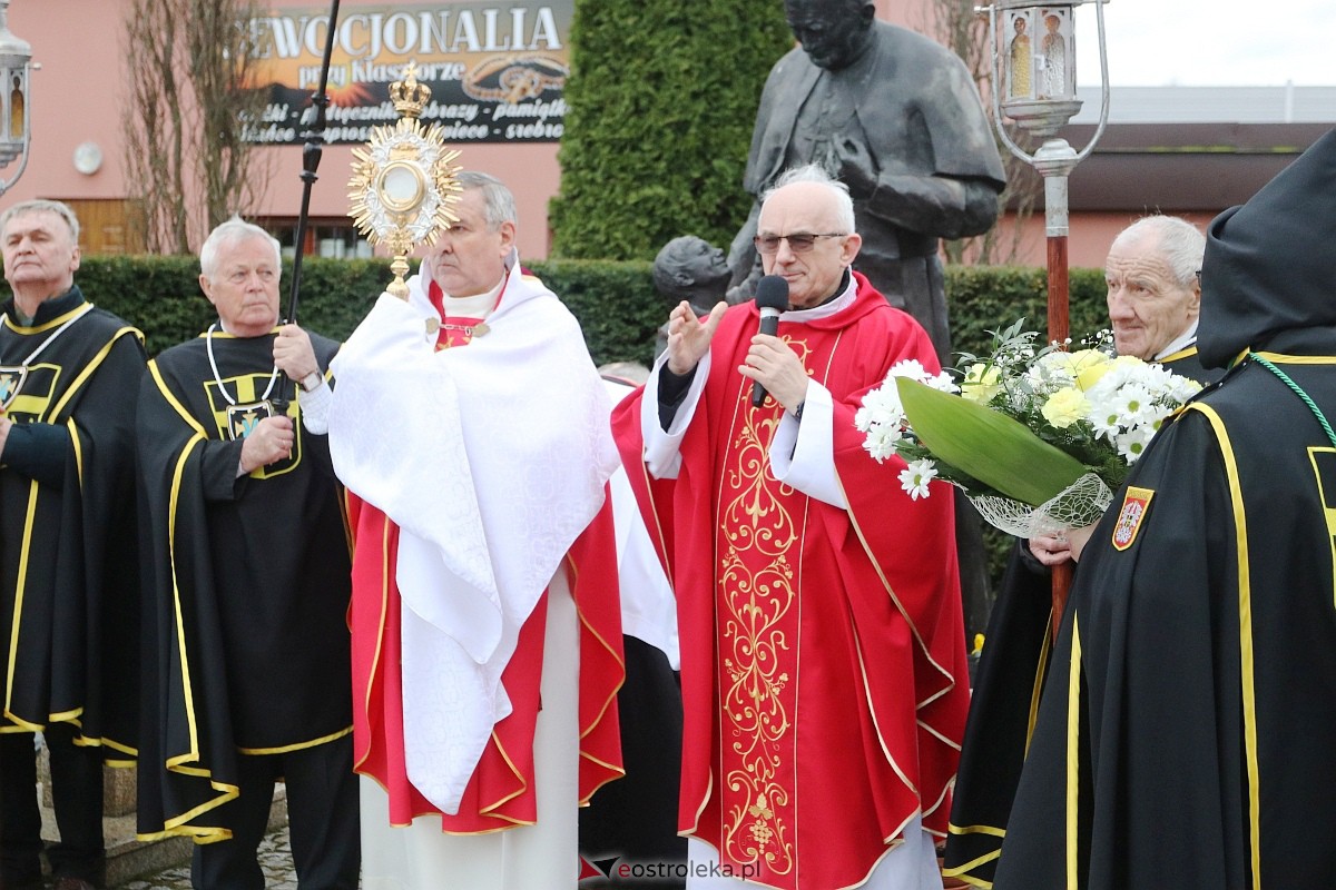 Biały Marsz w hołdzie Janowi Pawłowi II w sanktuarium św. Antoniego [02.04.2023] - zdjęcie #9 - eOstroleka.pl