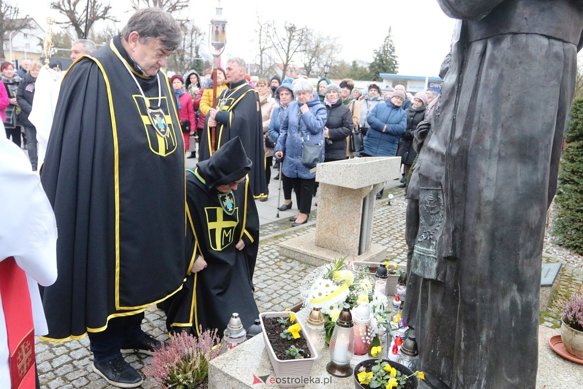 Biały Marsz w hołdzie Janowi Pawłowi II w sanktuarium św. Antoniego [02.04.2023] - zdjęcie #5 - eOstroleka.pl