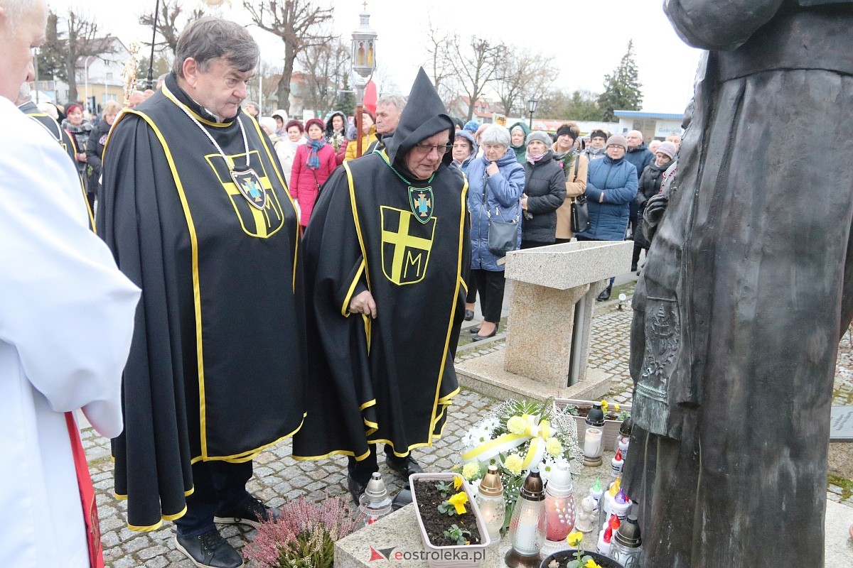 Biały Marsz w hołdzie Janowi Pawłowi II w sanktuarium św. Antoniego [02.04.2023] - zdjęcie #3 - eOstroleka.pl