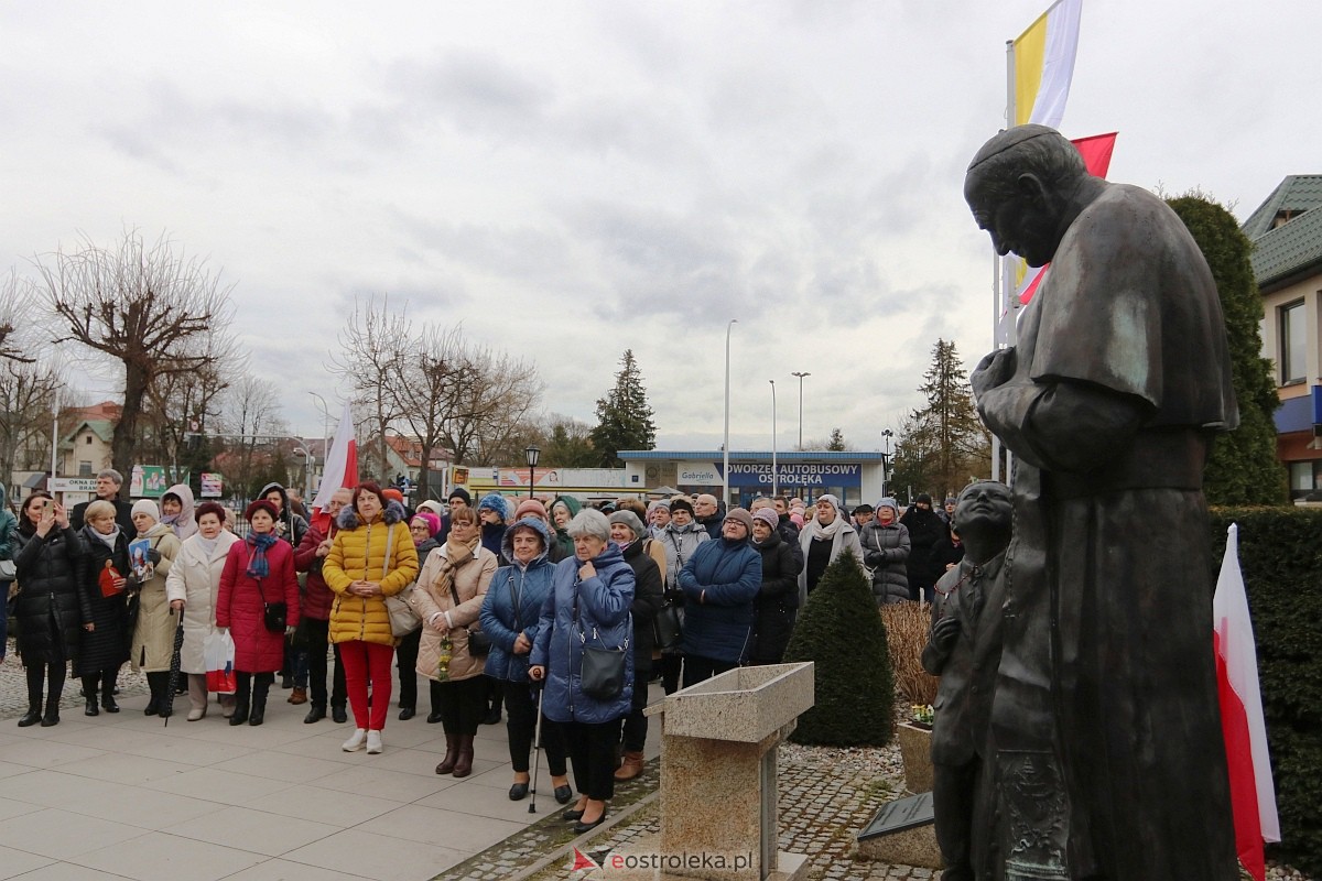 Biały Marsz w hołdzie Janowi Pawłowi II w sanktuarium św. Antoniego [02.04.2023] - zdjęcie #2 - eOstroleka.pl