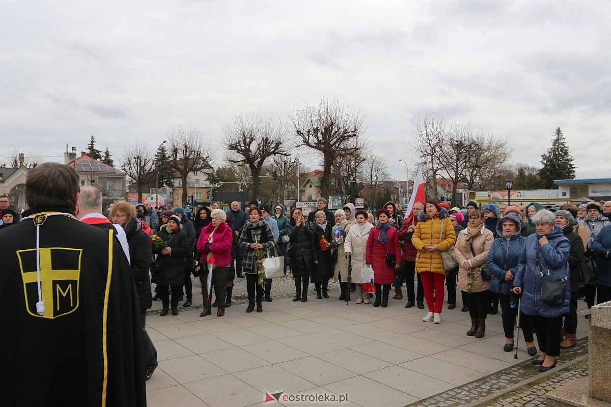 Biały Marsz w hołdzie Janowi Pawłowi II w sanktuarium św. Antoniego [02.04.2023] - zdjęcie #1 - eOstroleka.pl