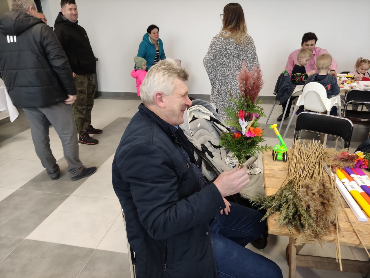 Tłumnie i wesoło na warsztatach z kręcenia palm wielkanocnych w Kamiance - zdjęcie #12 - eOstroleka.pl