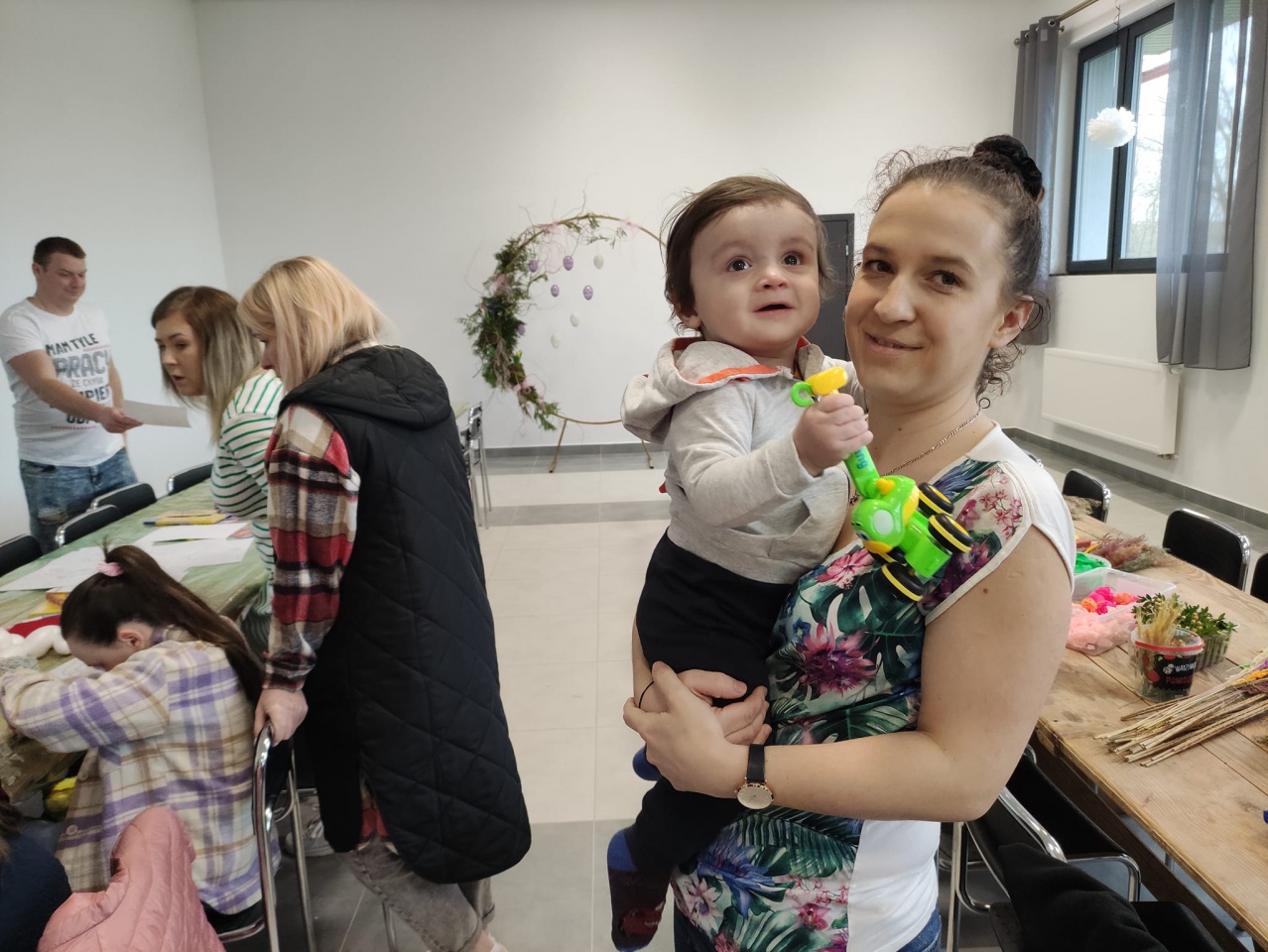 Tłumnie i wesoło na warsztatach z kręcenia palm wielkanocnych w Kamiance - zdjęcie #11 - eOstroleka.pl