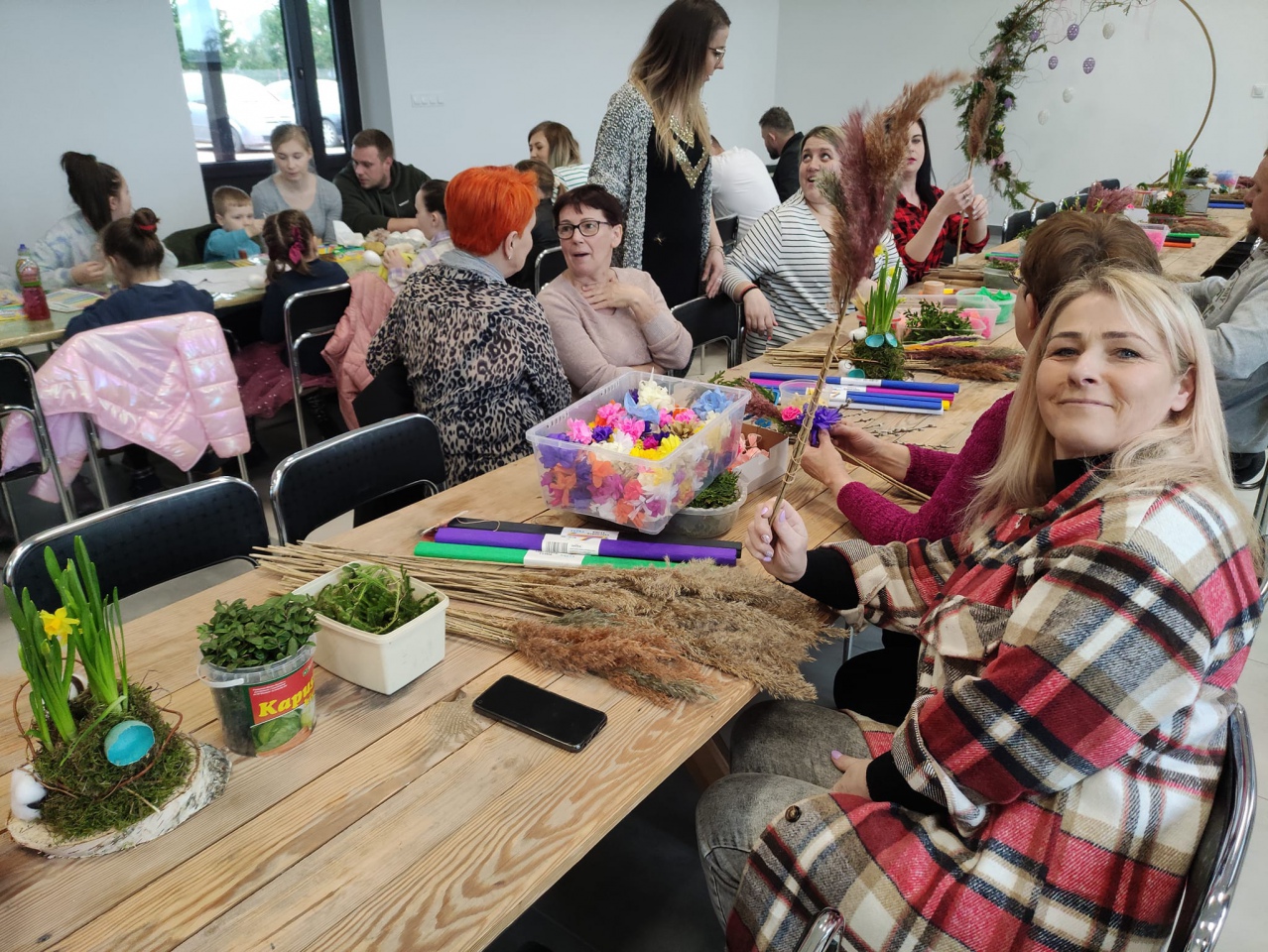Tłumnie i wesoło na warsztatach z kręcenia palm wielkanocnych w Kamiance - zdjęcie #10 - eOstroleka.pl