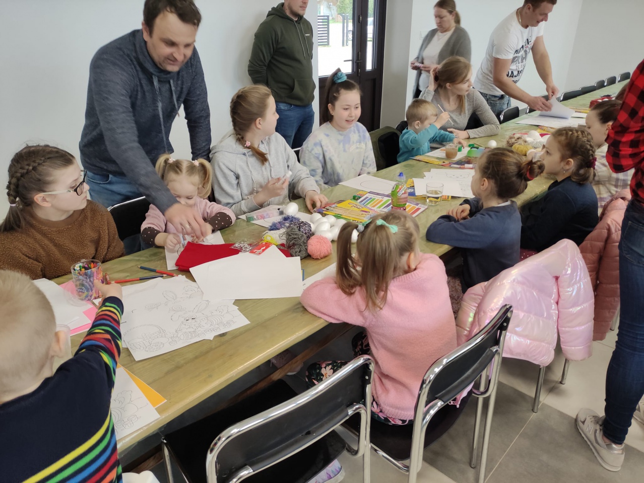 Tłumnie i wesoło na warsztatach z kręcenia palm wielkanocnych w Kamiance - zdjęcie #9 - eOstroleka.pl