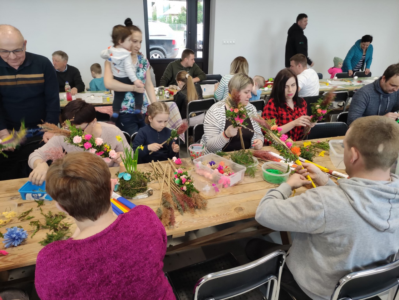 Tłumnie i wesoło na warsztatach z kręcenia palm wielkanocnych w Kamiance - zdjęcie #7 - eOstroleka.pl