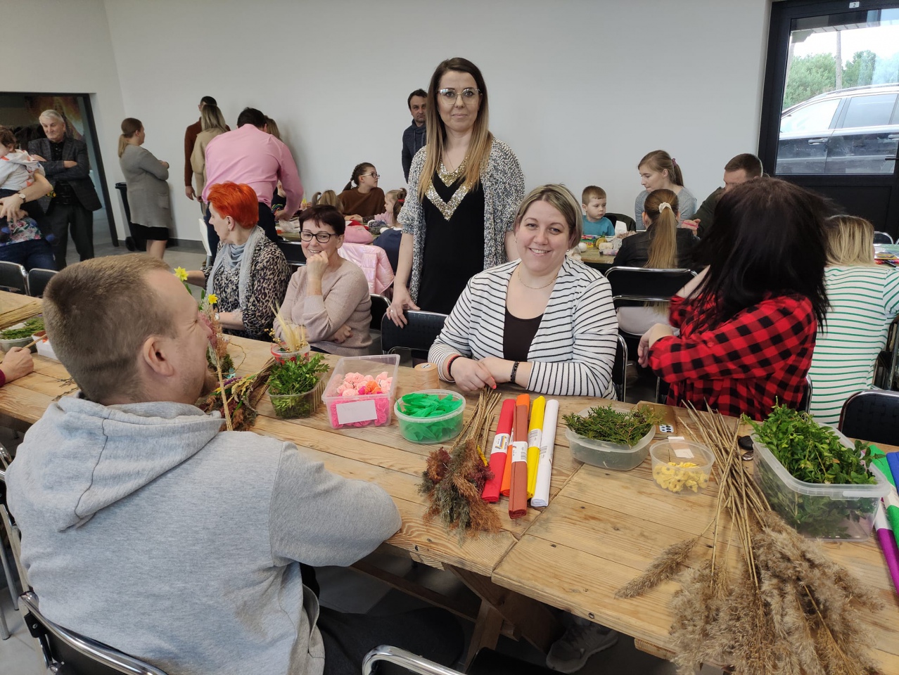 Tłumnie i wesoło na warsztatach z kręcenia palm wielkanocnych w Kamiance - zdjęcie #6 - eOstroleka.pl