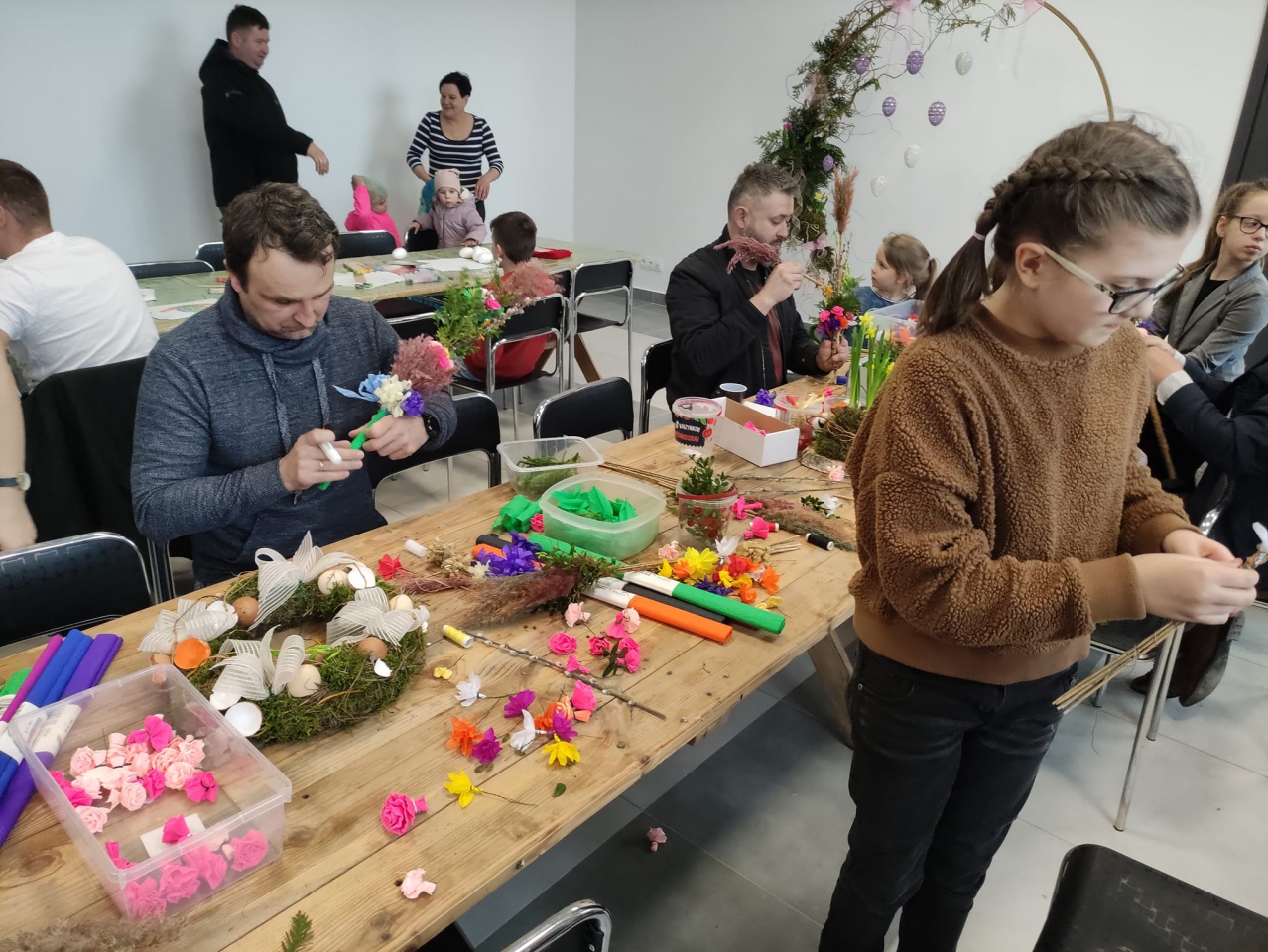 Tłumnie i wesoło na warsztatach z kręcenia palm wielkanocnych w Kamiance - zdjęcie #5 - eOstroleka.pl